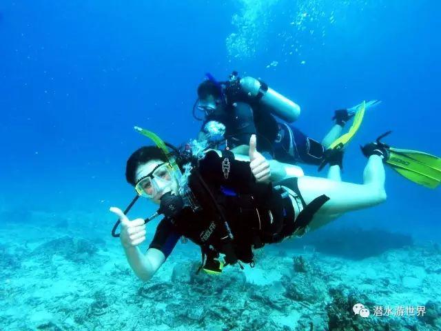 极氪首款MPV街拍曝光！前排3人座+无B柱，够惊艳吗？